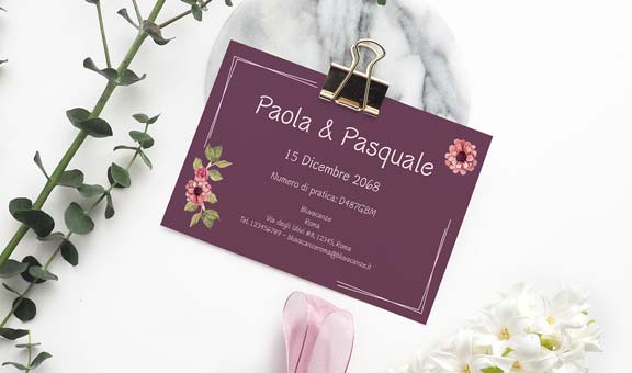 Composizione con fiori e piume