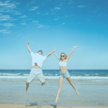 Coppia che balla sulla spiaggia