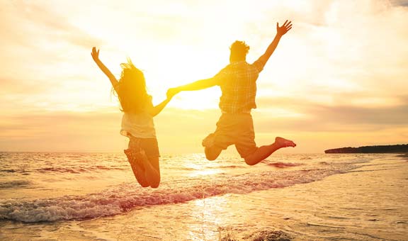 Coppia si fa un selfie a Roma, al tramonto