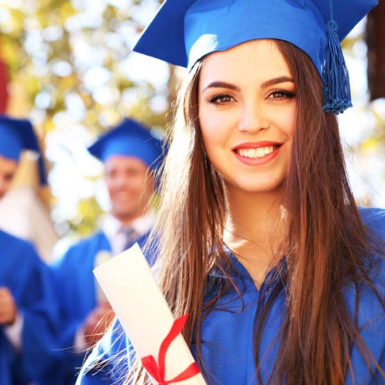 Neolaureati festeggiano con lancio tocco in aria