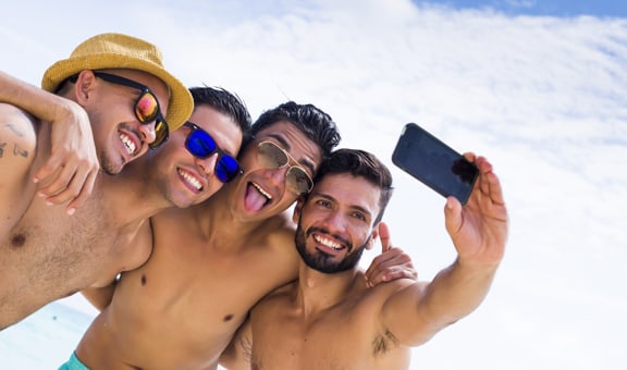 Ragazzi fanno un selfie