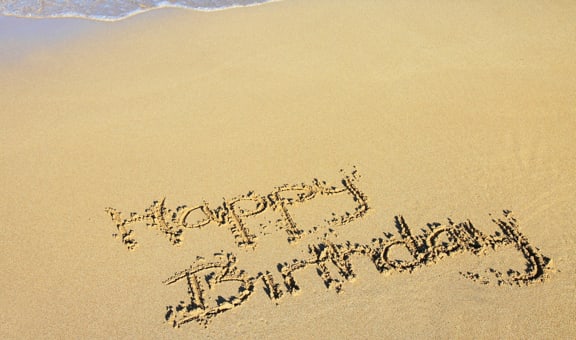 Happy Birthday scritto sulla sabbia