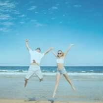 Coppia che balla sulla spiaggia