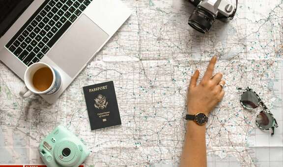 Coppia in un'agenzia di viaggi
